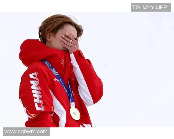 中国运动员夺金后比心观众:这一幕太暖了 中国运动员夺金后比心观众:这一幕太暖了